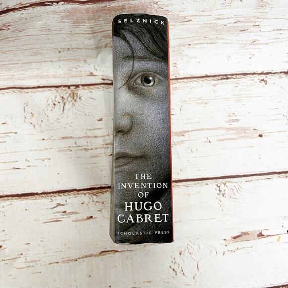 The Invention of Hugo Cabret by Brian Selznick - Red and Gold Edition - Picture 2 of 5